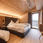 Kristall Hotel 3*